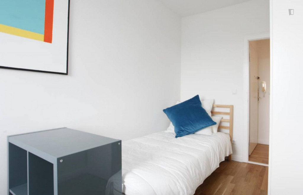Homely single bedroom in shared bedroom apartment