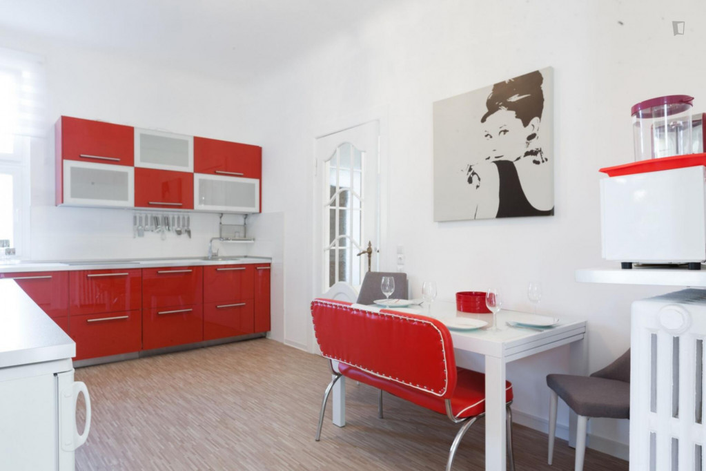 Single bedroom in 8-bedroom house