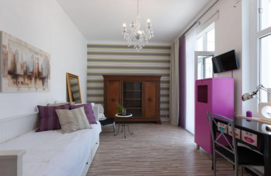 Single bedroom in 8-bedroom house