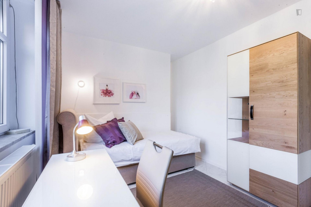 Single bedroom in 10-bedroom apartment