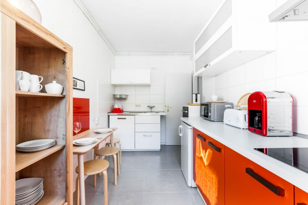 Single bedroom in 10-bedroom apartment