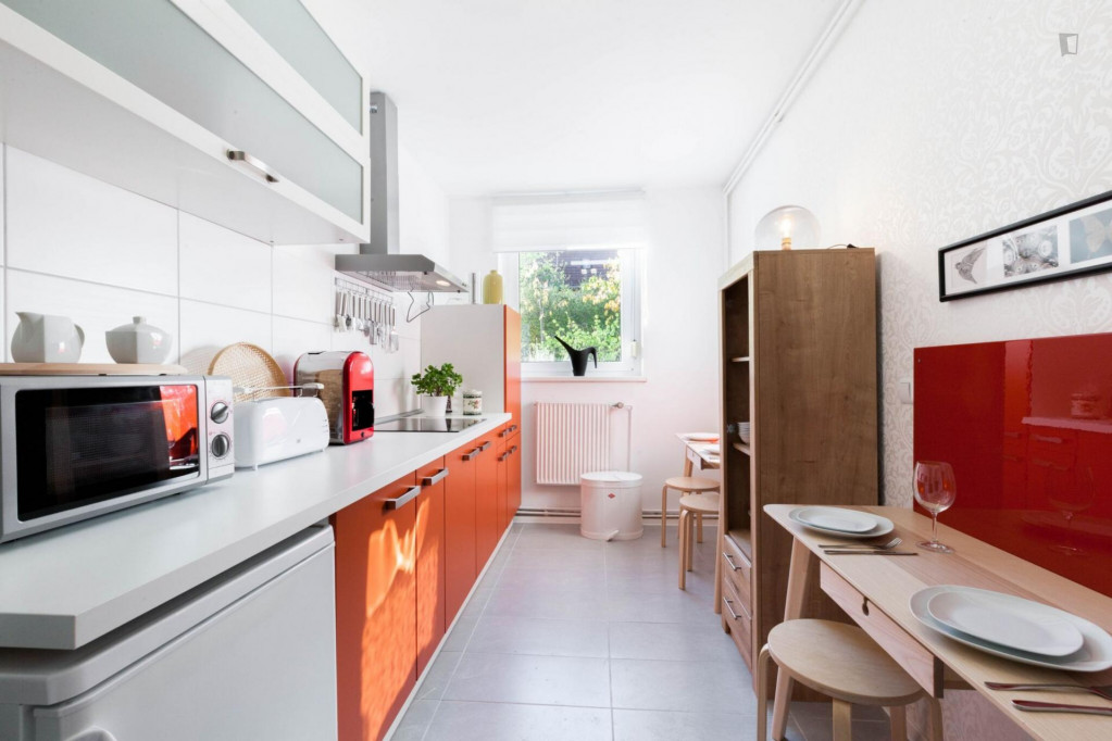 Single bedroom in 10-bedroom apartment
