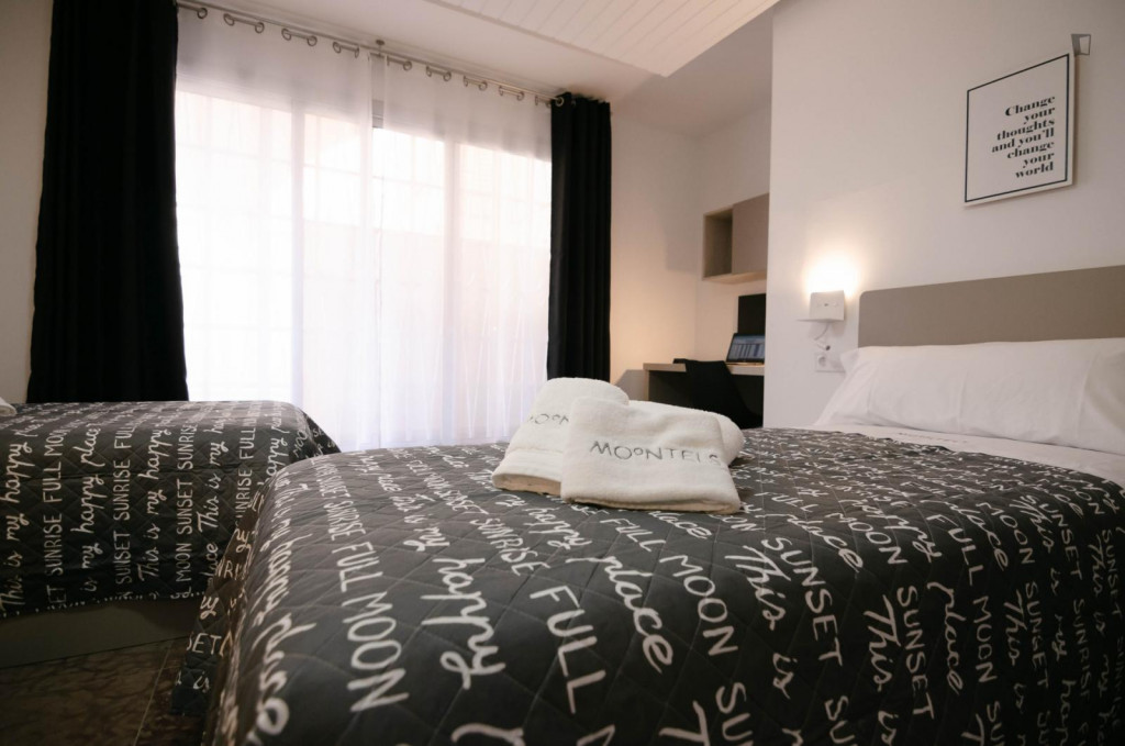 Sublime twin bedroom in a 6-bedroom flat, oferta Verano