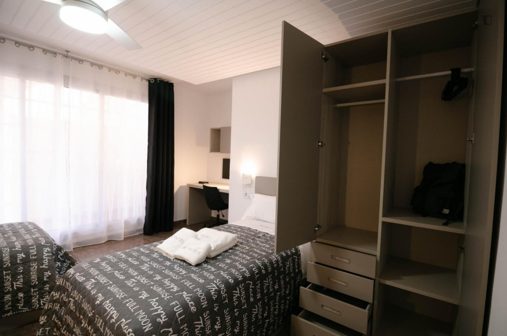 Sublime twin bedroom in a 6-bedroom flat, oferta Verano