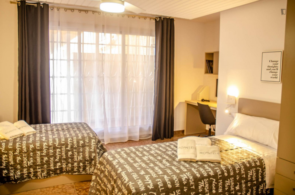 Sublime twin bedroom in a 6-bedroom flat, oferta Verano