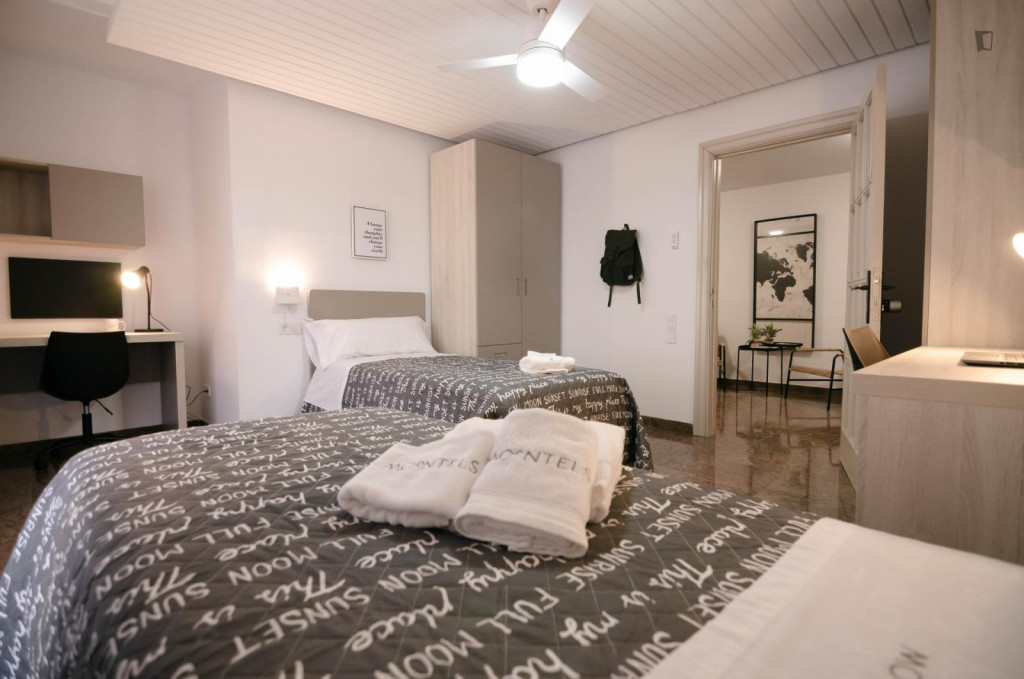 Sublime twin bedroom in a 6-bedroom flat, oferta Verano