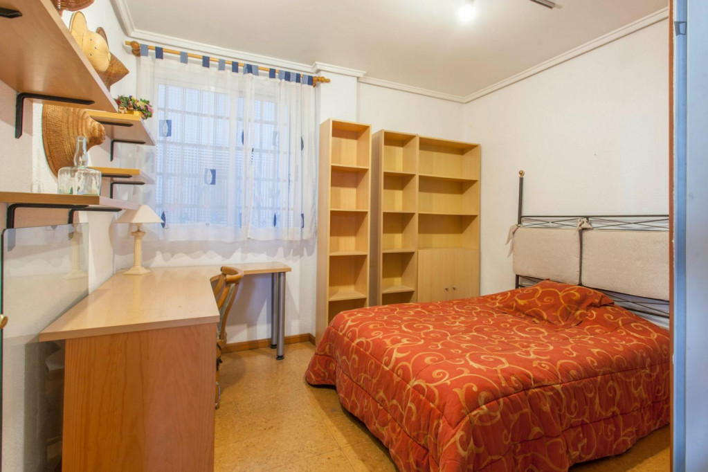 Good looking double bedroom in Vega