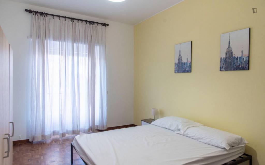 Super nice bedroom with balcony in a 5-bedroom flat in Portuense - Rome - chambre - ImmoJeune