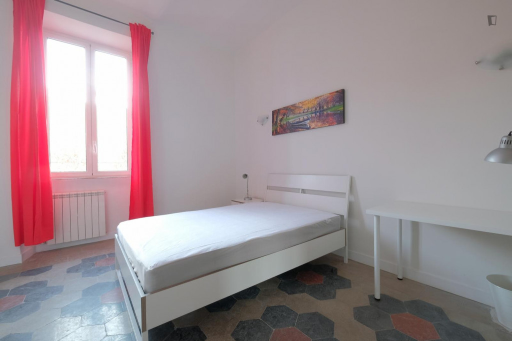 Comfortable double bedroom in a student flat, not too far from Sapienza Università di Roma - Rome - chambre - ImmoJeune