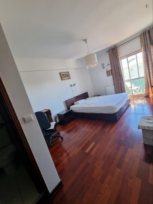 Spacious Double Bedroom ensuite with a balcony close to Carcavelos Train Station - Lisbonne - chambre - ImmoJeune