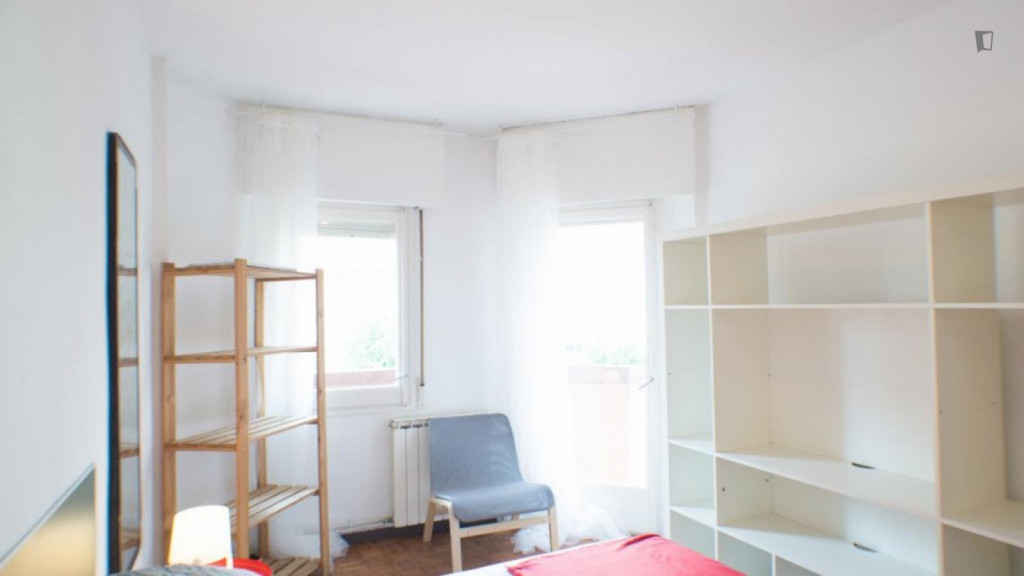 Bright double bedroom with a balcony, in Vila de Gràcia - Barcelone - chambre - ImmoJeune