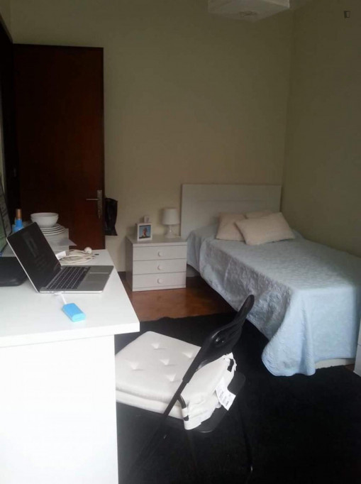 Cosy single bedroom right next to Faria Guimarães metro station - Porto - chambre - ImmoJeune