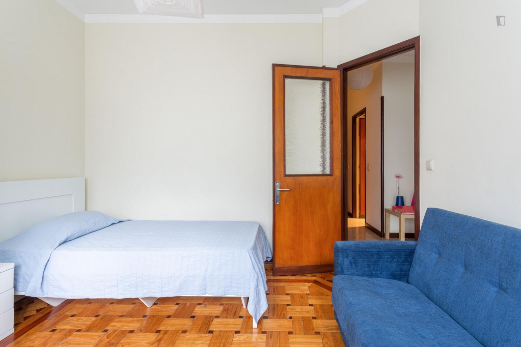 Awesome single bedroom right next to Faria Guimarães metro station - Porto - chambre - ImmoJeune