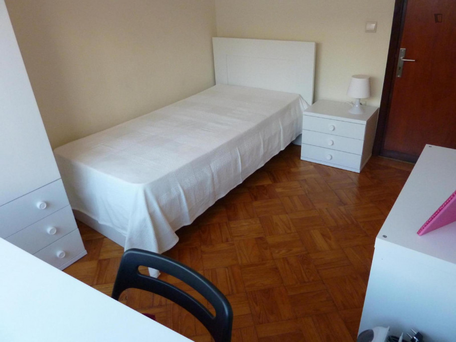 Bright single bedroom right next to Faria Guimarães metro station - Porto - chambre - ImmoJeune