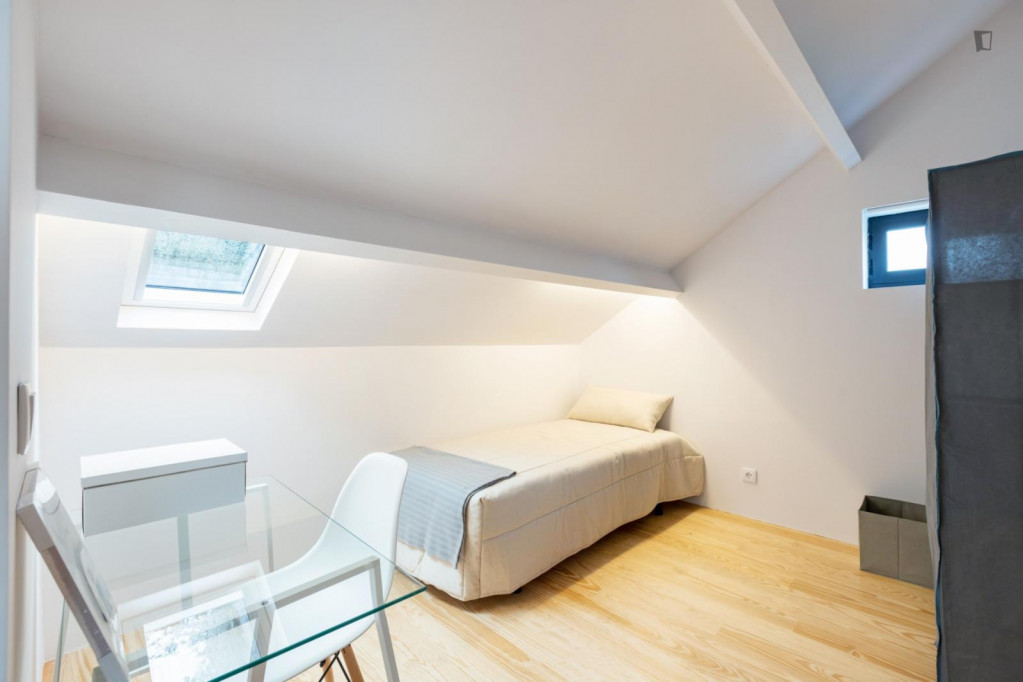 Cosy single bedroom in a 9-bedroom house, in Paranhos
