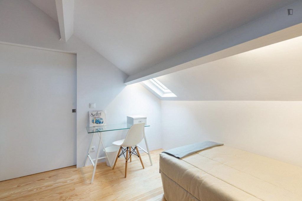 Cosy single bedroom in a 9-bedroom house, in Paranhos