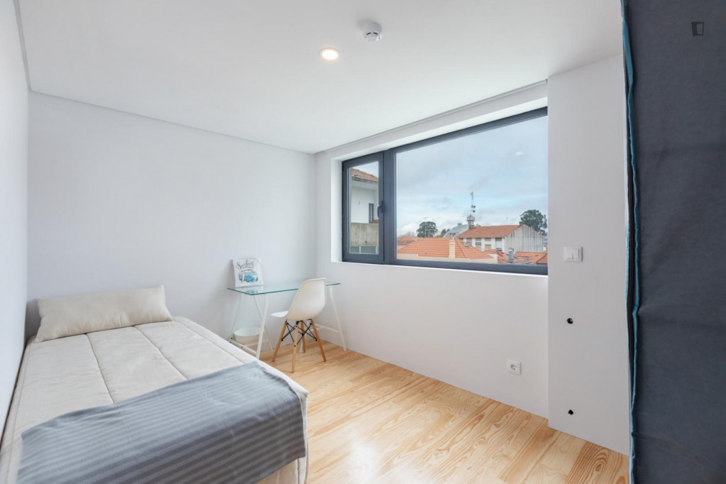 Single bedroom in a 9-bedroom house, in Paranhos