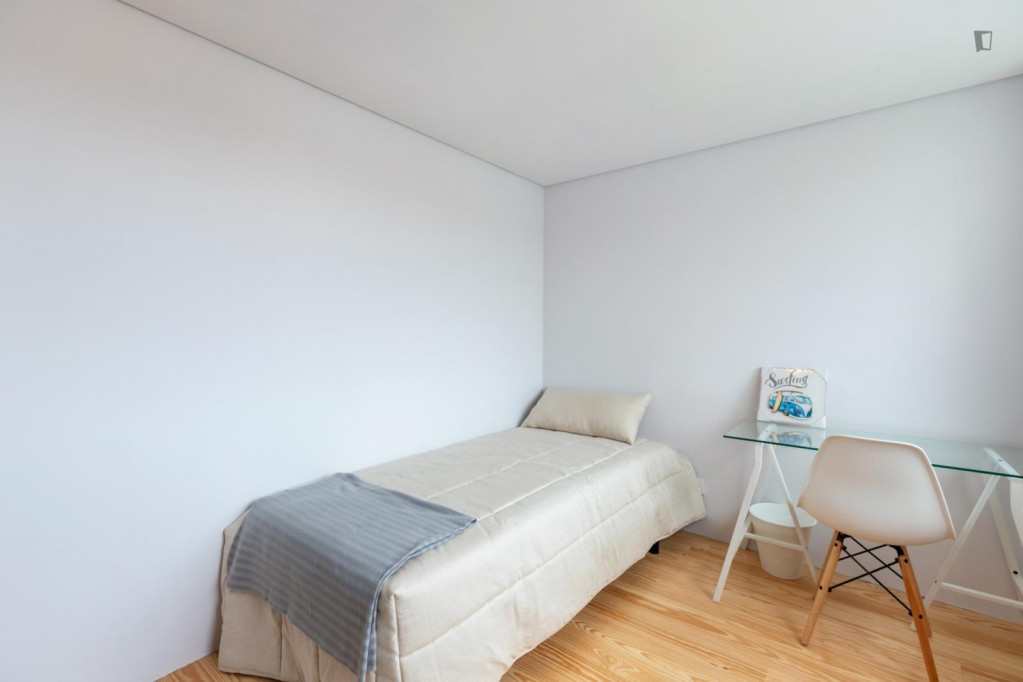 Single bedroom in a 9-bedroom house, in Paranhos