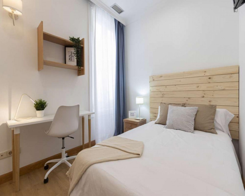 Comfy single ensuite bedroom in Chueca - Madrid - chambre - ImmoJeune