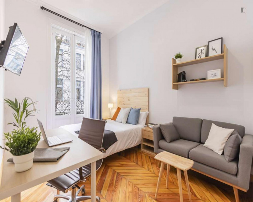 Restful double ensuite bedroom near the Chueca metro - Madrid - chambre - ImmoJeune