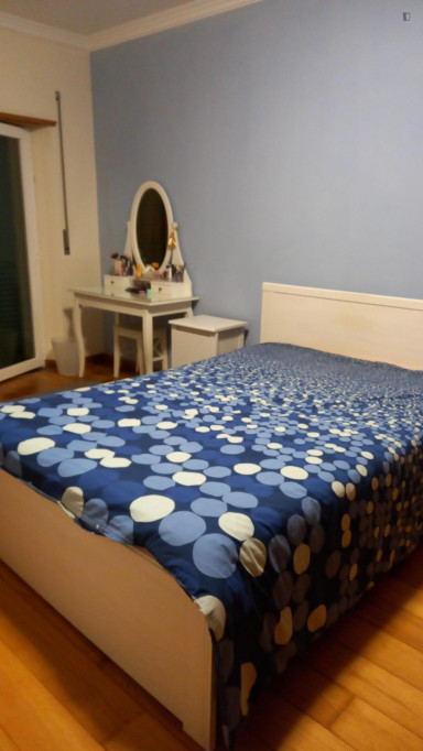 Homely single bedroom with a balcony, in Montelavar - Lisbonne - chambre - ImmoJeune