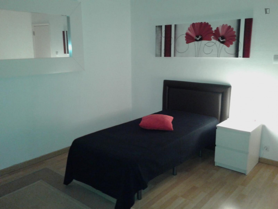 Single bedroom, with balcony, in 1-bedroom house - Lisbonne - chambre - ImmoJeune