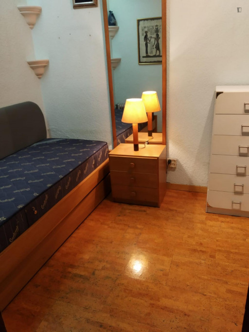 Single room with a big wardrobe - Barcelone - chambre - ImmoJeune