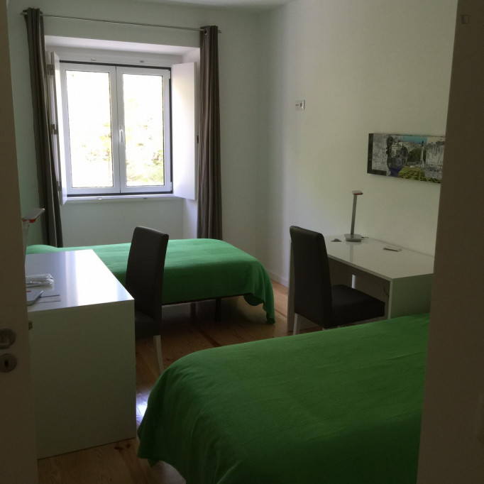 Very cool twin ensuite bedroom in front of Instituto Superior Técnico - Lisbonne - chambre - ImmoJeune