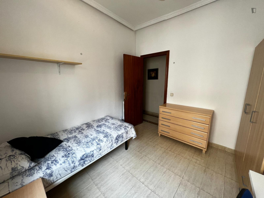 Pleasant single bedroom in well-linked Ríos Rosas - Madrid - chambre - ImmoJeune