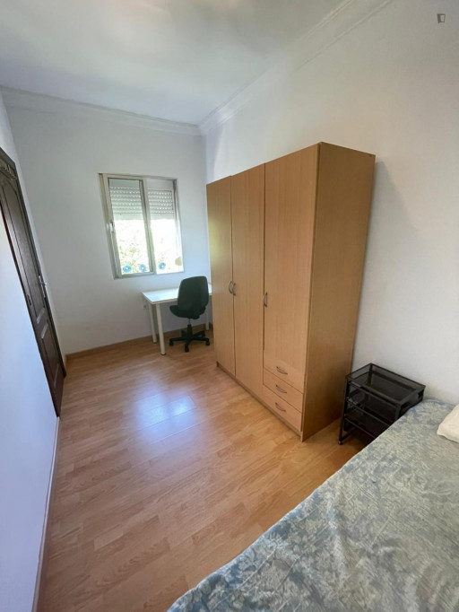 Pleasant single bedroom in a 3-bedroom flat, in Los Remedios - Séville - chambre - ImmoJeune