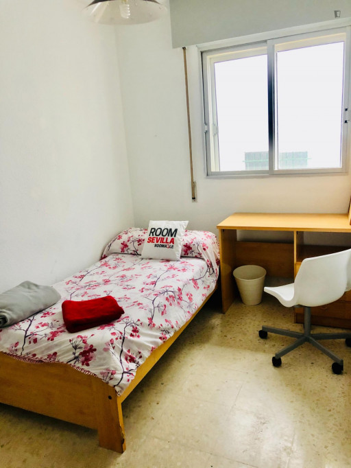 Very nice single bedroom in a student flat, in Los Remedios - Séville - chambre - ImmoJeune