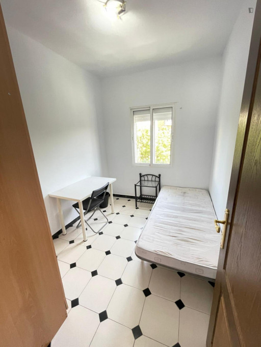 Welcoming single bedroom near Parque Vega de Triana - Séville - chambre - ImmoJeune