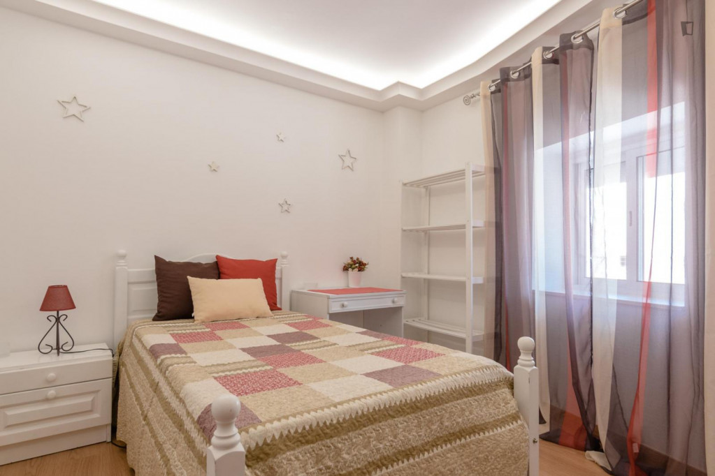 Bright single bedroom in proximity of Universidade Nova de Lisboa - Lisbonne - chambre - ImmoJeune