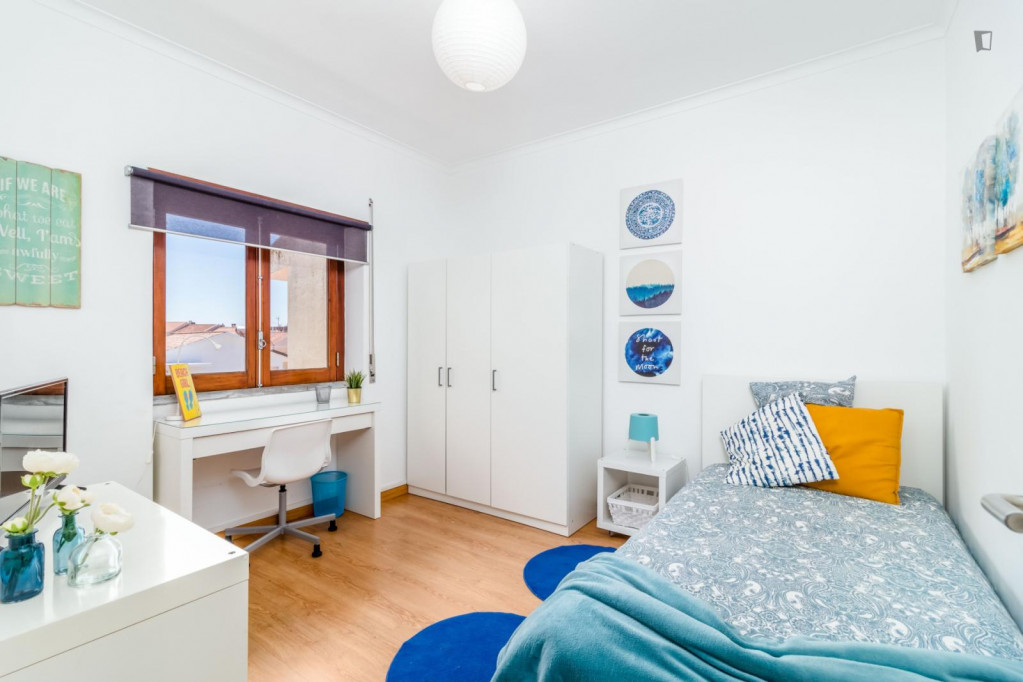 Sunny single bedroom with a balcony in Carcavelos - Lisbonne - chambre - ImmoJeune