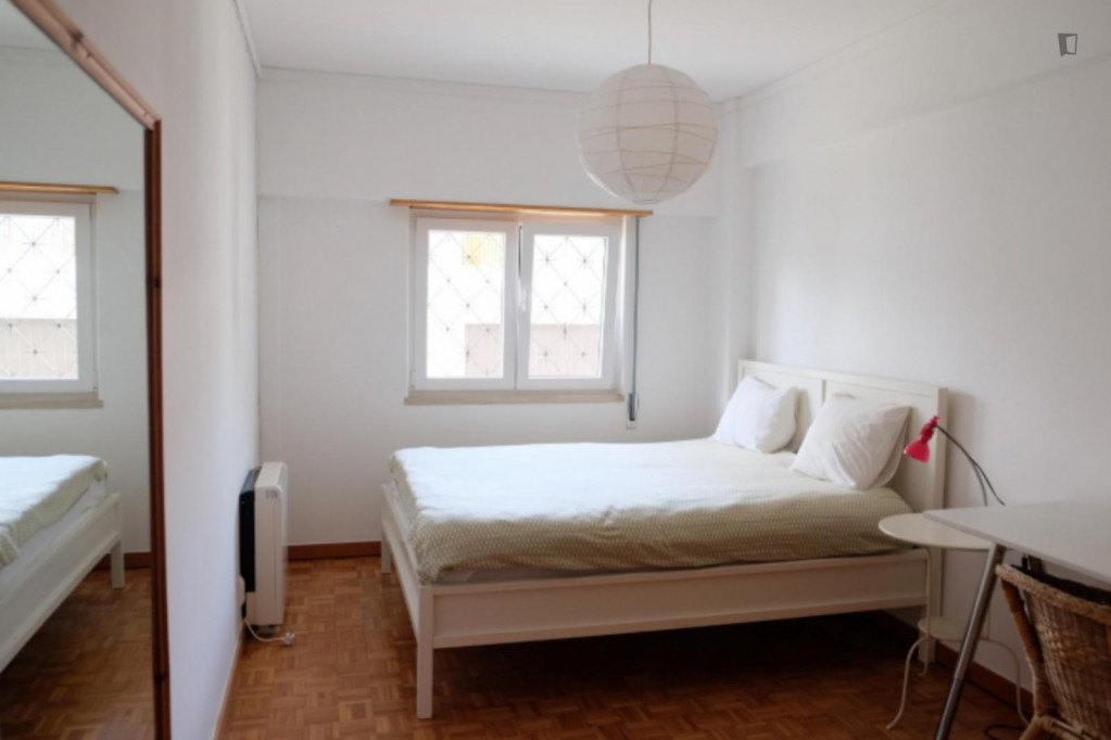 Bright and spacious room with big queen size bed and big wardobe! - Lisbonne - chambre - ImmoJeune