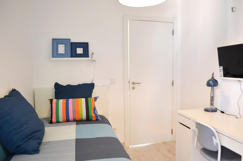 DHENRX4 - Single bedroom, with balcony, in 4-bedroom apartment - Lisbonne - chambre - ImmoJeune
