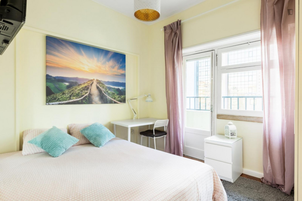 Pleasant modern double bedroom with open balcony near IST/ Campo Pequeno - Lisbonne - chambre - ImmoJeune