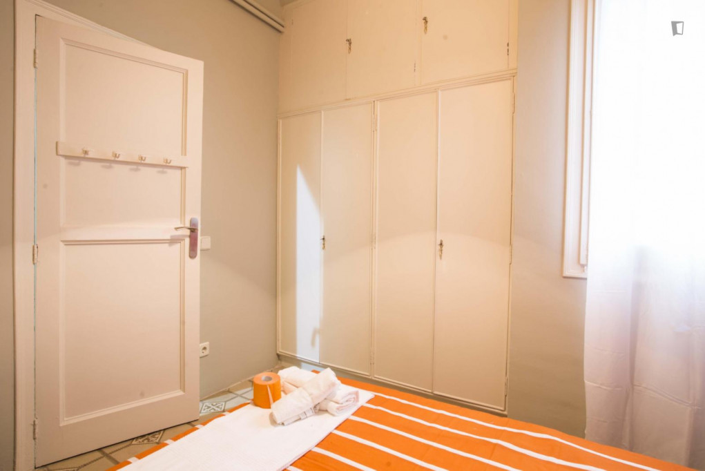 Double bedroom in an 8-bedroom flat, in Sant Gervasi-Galvany - Barcelone - chambre - ImmoJeune