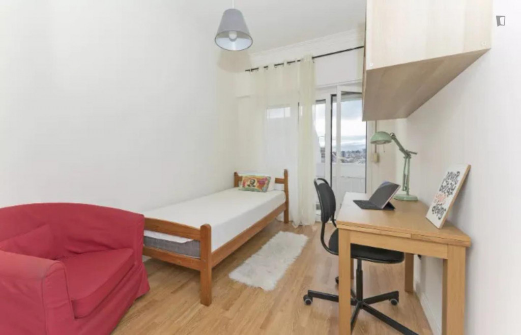 Beautiful single bedroom with balcony next to Faculdade de Medicina - Lisbonne - chambre - ImmoJeune