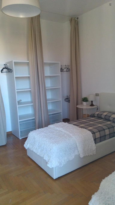 Gorgeous double bedroom in a 7-bedroom flat in Navigli - Milan - chambre - ImmoJeune