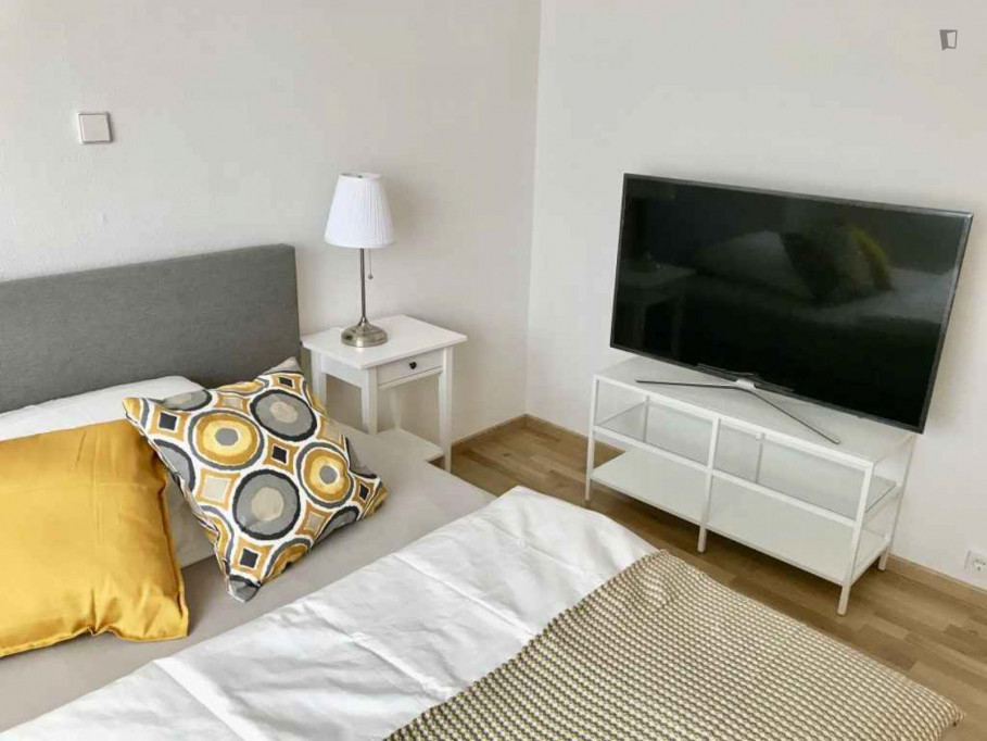 Comfy single bedroom in a 3-bedroom apartment in Stuttgart - Stuttgart - chambre - ImmoJeune