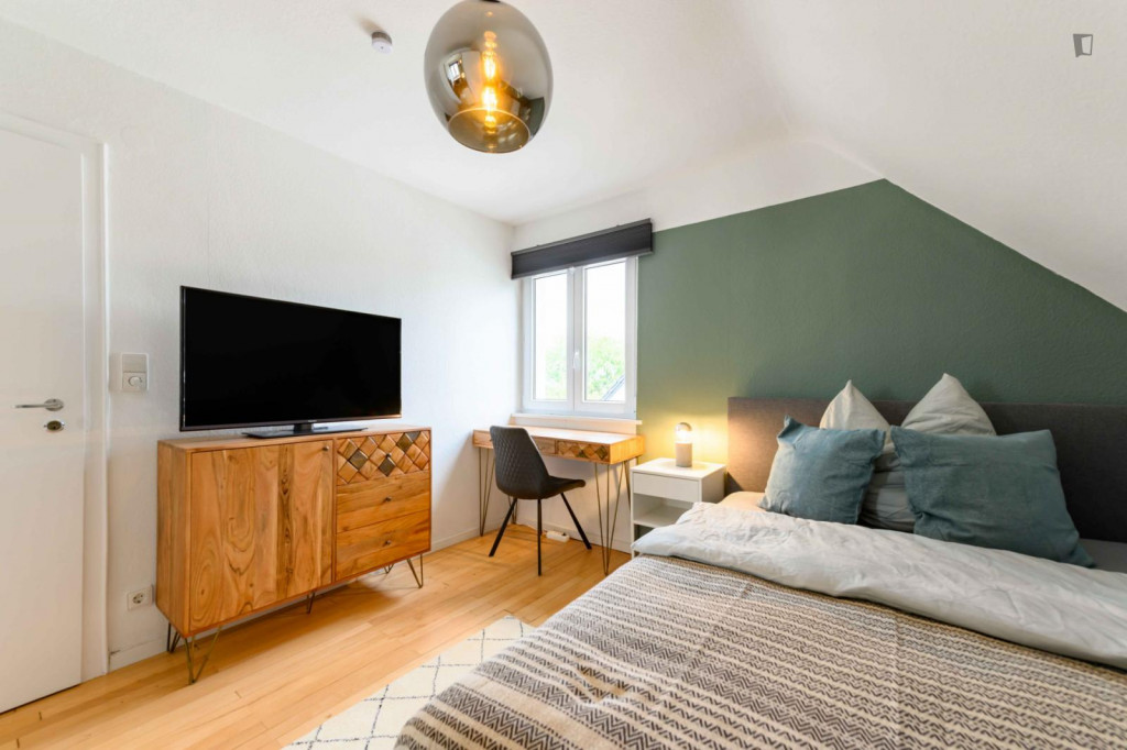 Cosy single bedroom in a 4-bedroom apartment in Stuttgart