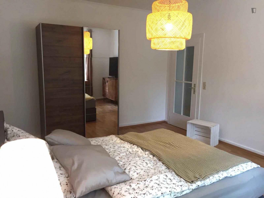 Nice double bedroom with TV in Bornheim/Ostend - Frankfurt am Main - chambre - ImmoJeune