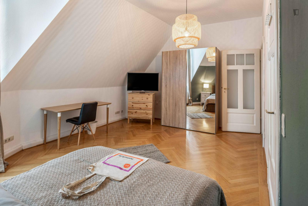 Neat double bedroom near St. Peter's Church