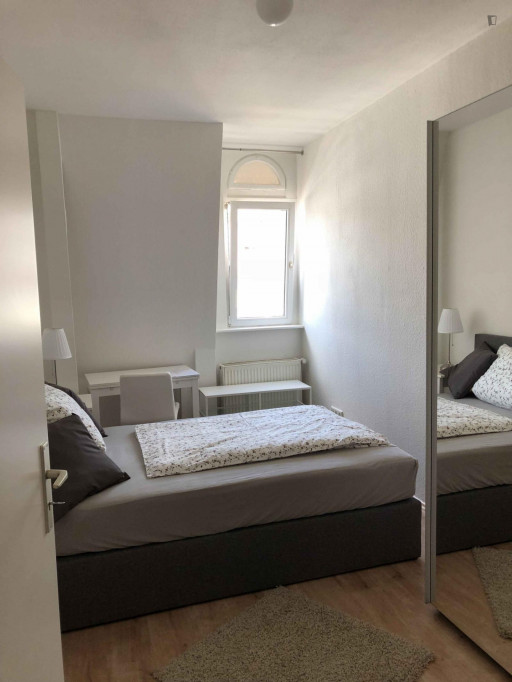 Cozy single bedroom in a 4-bedroom apartment close to Frankfurt Central Station - Frankfurt am Main - chambre - ImmoJeune