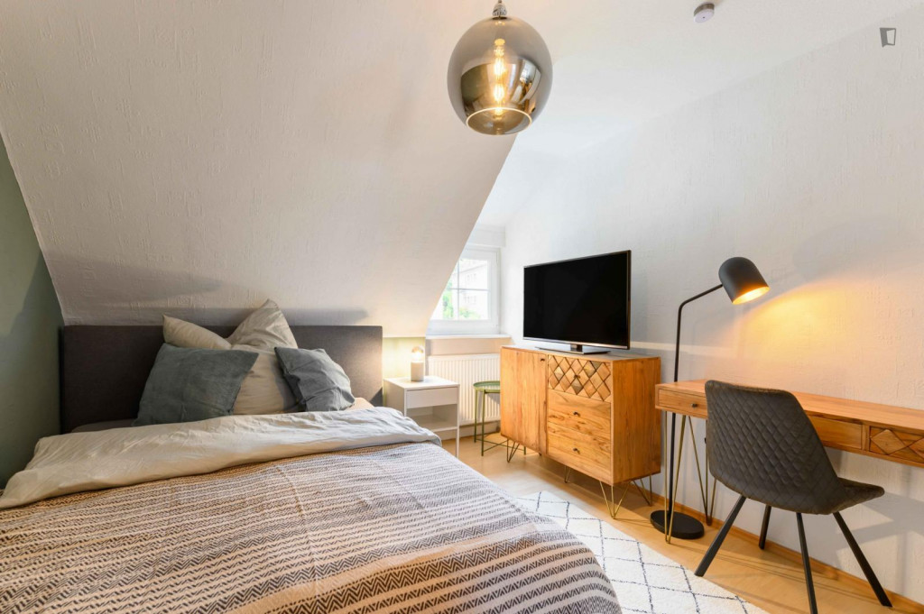 Elegant single bedroom in a 4-bedroom apartment in Stuttgart - Stuttgart - chambre - ImmoJeune