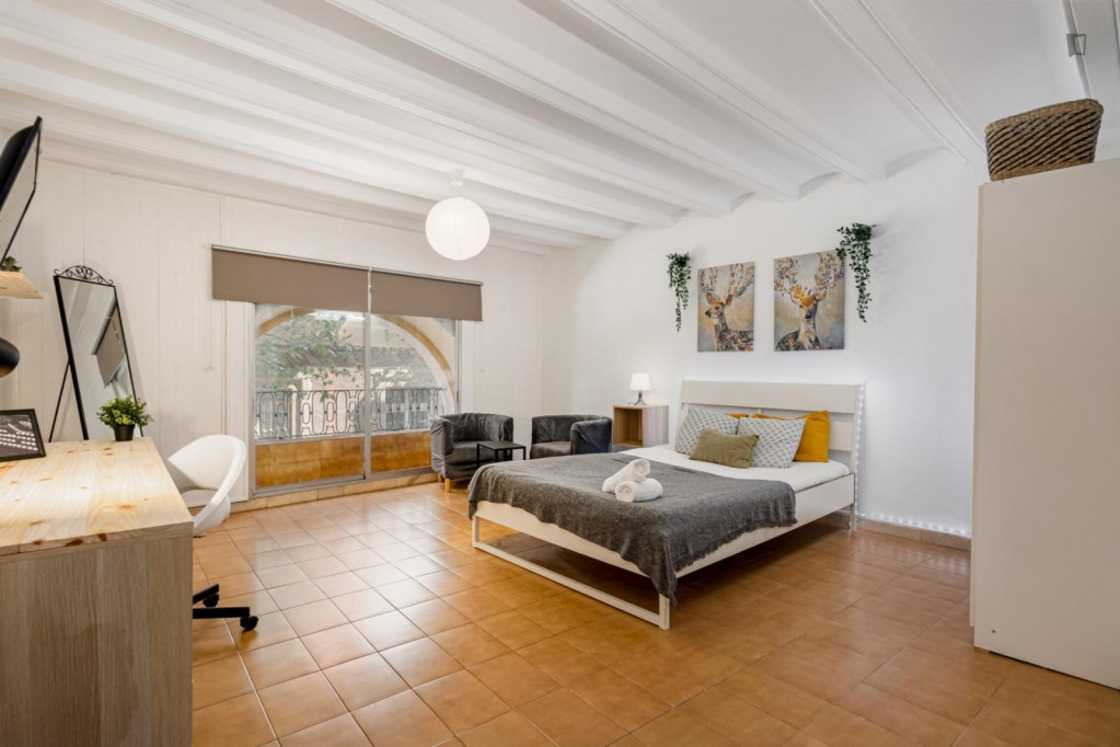 Spacious double bedroom in a student flat, near Universitat Pompeu Fabra - Barcelone - chambre - ImmoJeune
