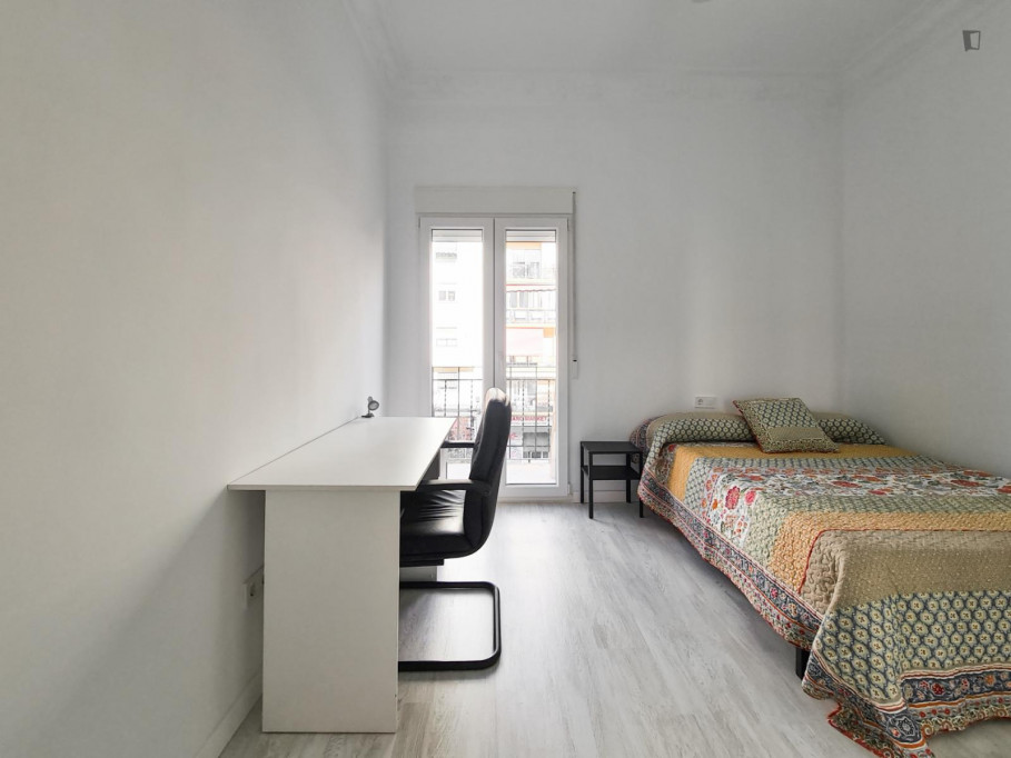 Single bedroom with a balcony, in Aiora