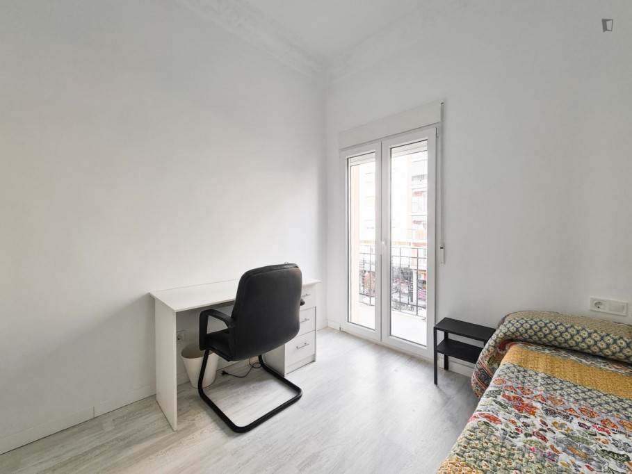 Single bedroom with a balcony, in Aiora