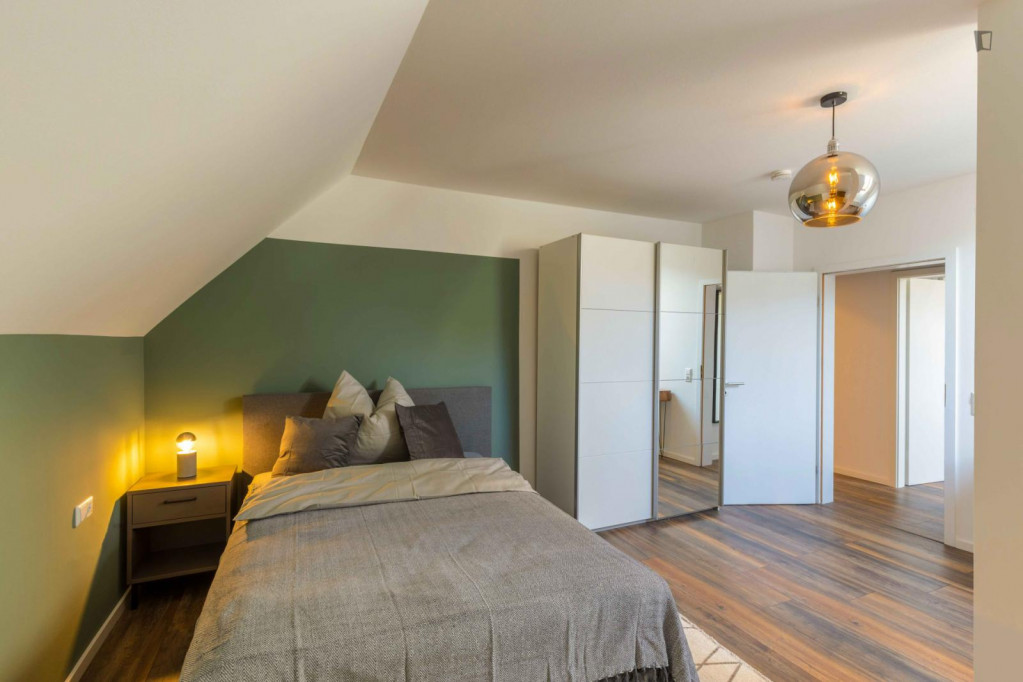 Large attic bedroom with TV near Dobelstraße subway station - Stuttgart - chambre - ImmoJeune